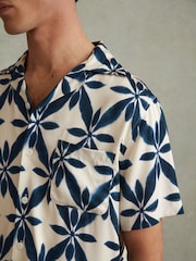 Reiss Ecru/Navy Marabel Relaxed Printed Cuban Collar Shirt - Image 3 of 5