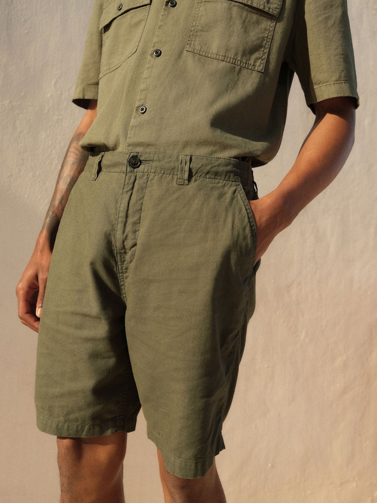 Grün - Chinoshorts aus Leinenmischung - Bild 1 von 9