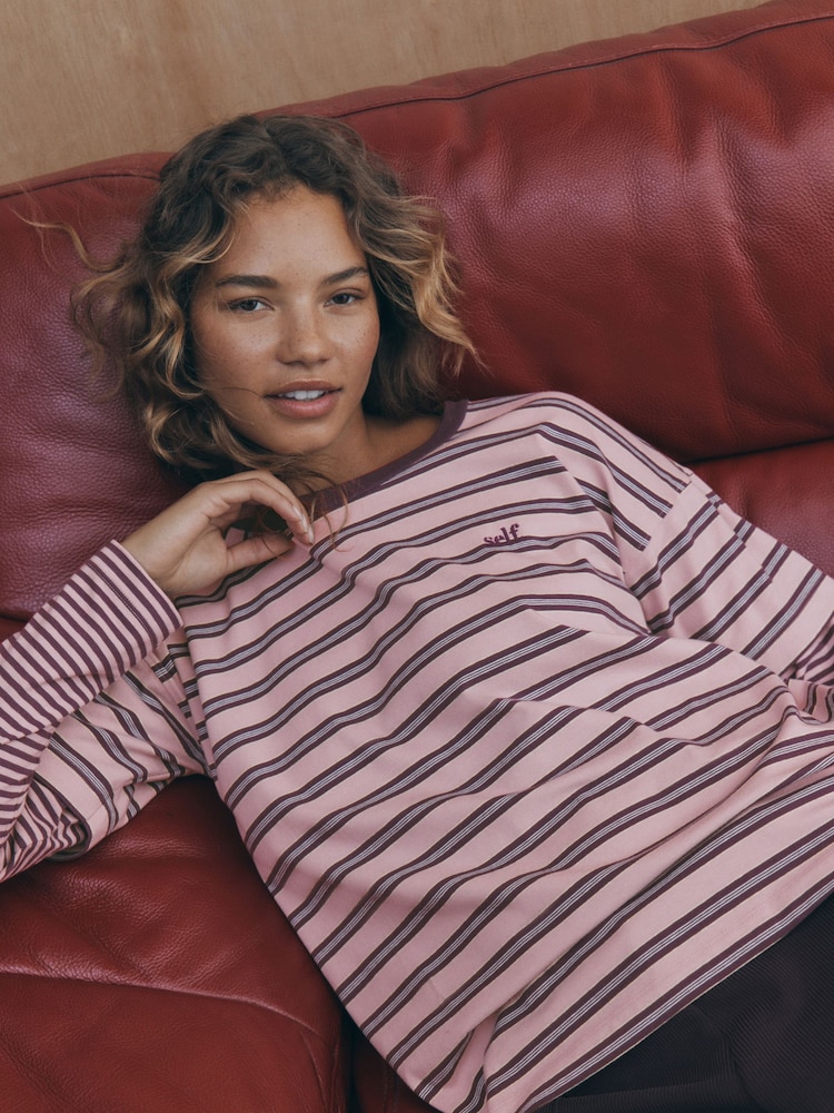 Pink Stripe - Self. T-Shirt na may Mock Layer - Larawan 1 ng 5