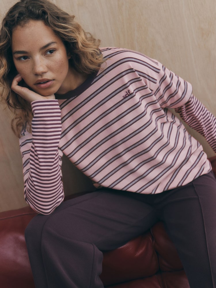 Pink Stripe - Self. T-Shirt na may Mock Layer - Larawan 2 ng 5