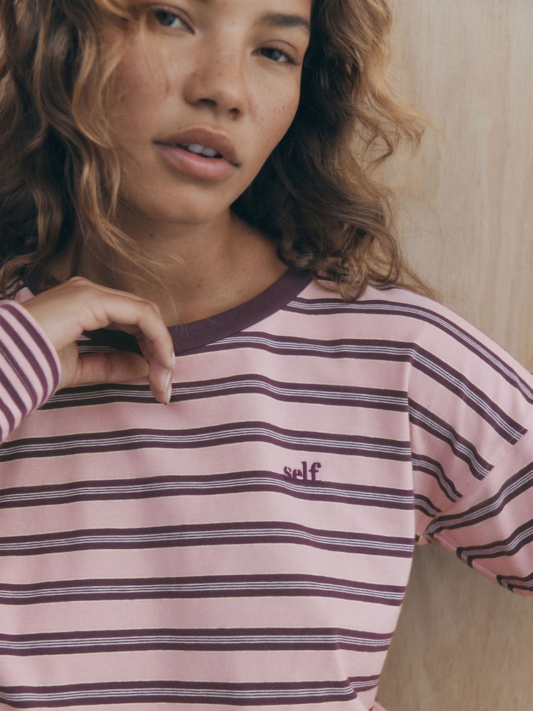 Pink Stripe - Self. T-Shirt na may Mock Layer - Larawan 5 ng 5