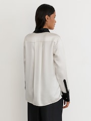Reiss Ivory/Black Ameira Silk-Satin Tipped Concealed-Placket Shirt - Image 4 of 5
