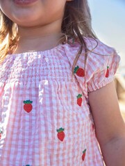 Top bordado de fresas para niña de Jojo Maman Bébé - Imagen 2 de 4