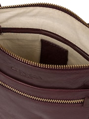 Ciruela - Bolso bandolera de cuero Rego de Conkca - Imagen 5 de 5