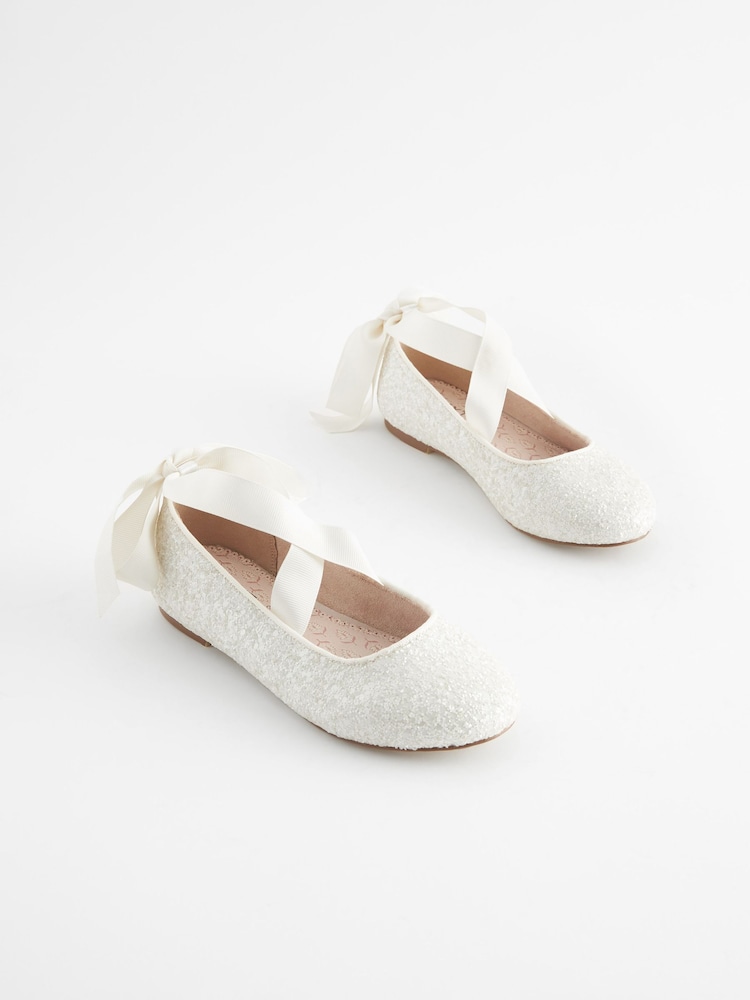 Weiß mit Glitzer - Ballerina-Schuhe mit Bindedetail für besondere Anlässe - Bild 1 von 5 Weiß mit Glitzer - Ballerina-Schuhe mit Bindedetail für besondere Anlässe - Bild 1 von 5
