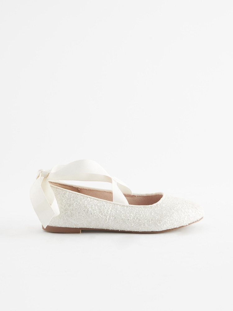 Weiß mit Glitzer - Ballerina-Schuhe mit Bindedetail für besondere Anlässe - Bild 2 von 5 Weiß mit Glitzer - Ballerina-Schuhe mit Bindedetail für besondere Anlässe - Bild 2 von 5