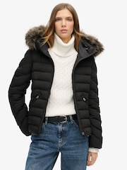 Schwarz - Superdry Fuji wattierte Jacke mit Kapuze aus Kunstpelz - Bild 1 von 6
