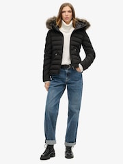 Schwarz - Superdry Fuji wattierte Jacke mit Kapuze aus Kunstpelz - Bild 2 von 6