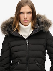 Schwarz - Superdry Fuji wattierte Jacke mit Kapuze aus Kunstpelz - Bild 3 von 6