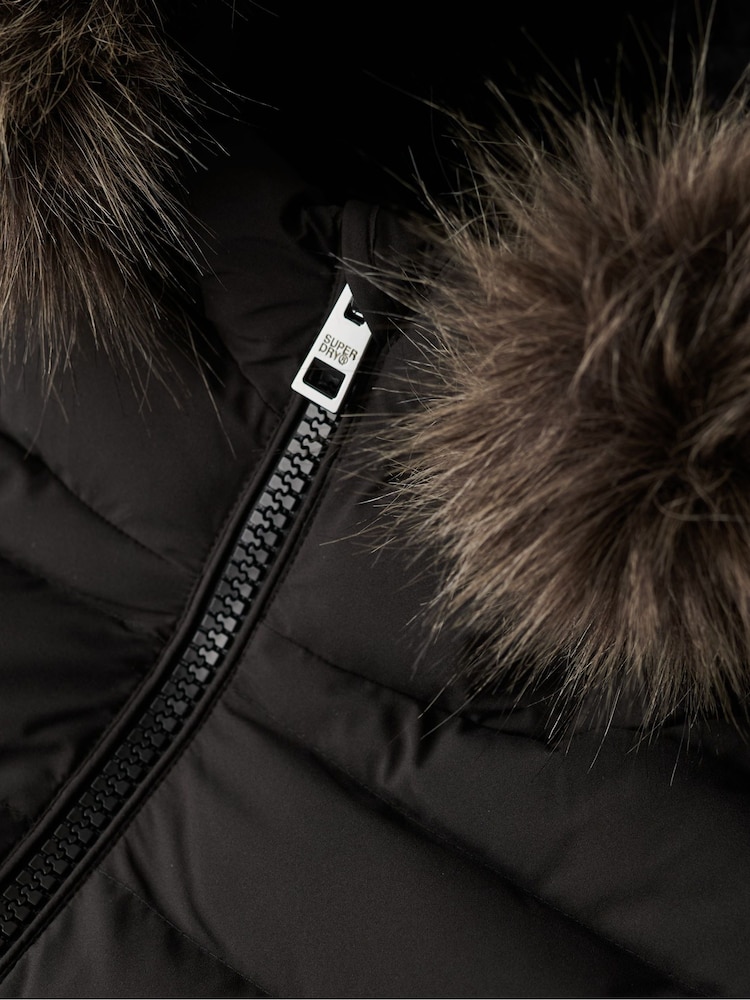 Schwarz - Superdry Fuji wattierte Jacke mit Kapuze aus Kunstpelz - Bild 6 von 6