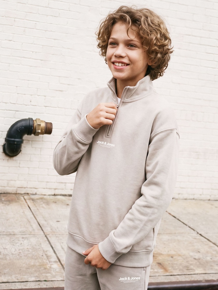 Luonnollinen - JACK & JONES JUNIOR Neljännesvetoketjullinen collegepaita ja avonainen verryttelyasusetti - Kuva 4 / 4 Luonnollinen - JACK & JONES JUNIOR Neljännesvetoketjullinen collegepaita ja avonainen verryttelyasusetti - Kuva 4 / 4