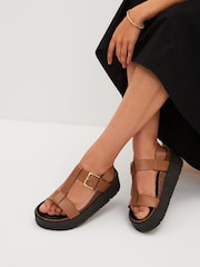 Rjava - Usnjeni sandali s T-paščkom in flatformo Forever Comfort® - Slika 1 iz 7