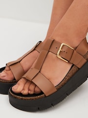 Rjava - Usnjeni sandali s T-paščkom in flatformo Forever Comfort® - Slika 2 iz 7