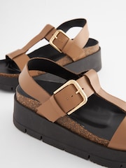 Rjava - Usnjeni sandali s T-paščkom in flatformo Forever Comfort® - Slika 5 iz 7