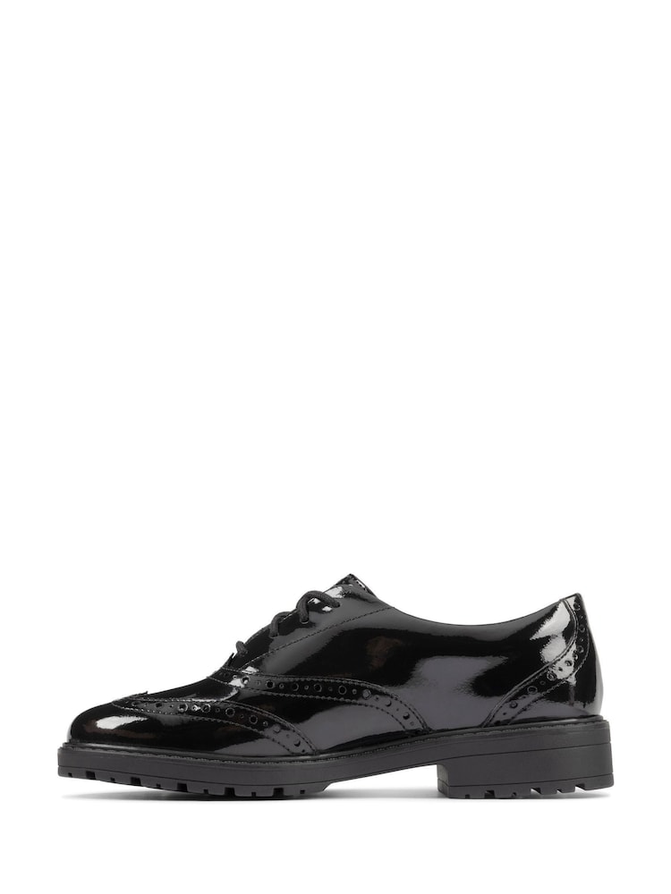Clarks Patent Loxham gležnjar z luknjičastim vzorcem in vezalkami Youth čevlji - Slika 2 iz 7 Clarks Patent Loxham gležnjar z luknjičastim vzorcem in vezalkami Youth čevlji - Slika 2 iz 7