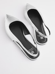 srebrna (barva); srebro - Čevlji s paščkom čez peto v kovinskem odtenku Forever Comfort® - Slika 7 iz 8
