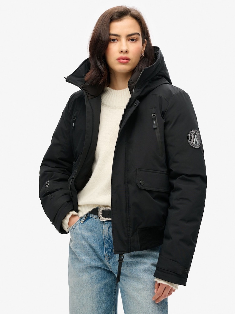 Schwarz - Superdry City Wattierte Bomberjacke - Bild 1 von 5 Schwarz - Superdry City Wattierte Bomberjacke - Bild 1 von 5