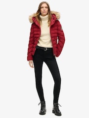 Stanton Red - Superdry Fuji wattierte Jacke mit Kapuze aus Kunstpelz - Bild 2 von 5