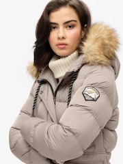 Diseño flameado en beige oscuro - Chaqueta larga de piel sintética Everest de Superdry - Imagen 2 de 4