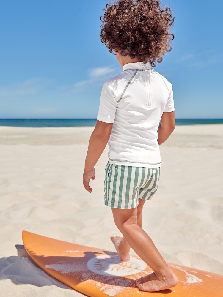 Weiß/Grün gestreift - Sonnenschutz-Set aus Oberteil und Shorts (3 Monate–7 Jahre) - Bild 2 von 8