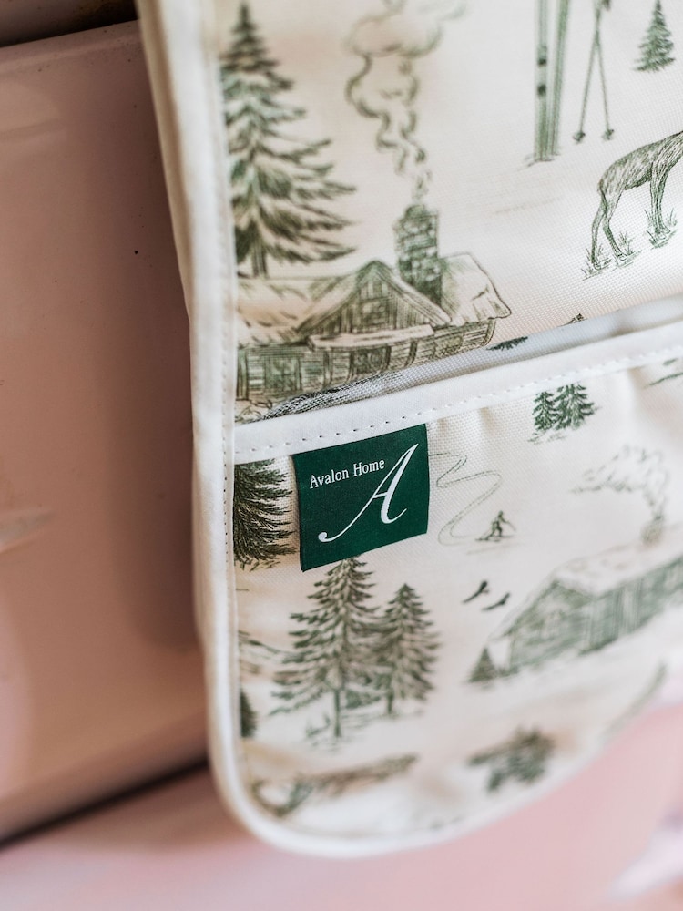 Avalon Home Festive Toile Forest Oven Gloves - صورة 2 من 5 Avalon Home Festive Toile Forest Oven Gloves - صورة 2 من 5