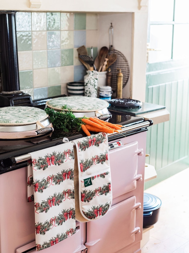 Avalon Home Green Sweeping Garlands Oven Gloves - Image 2 of 5 Avalon Home Green Sweeping Garlands Oven Gloves - Image 2 of 5