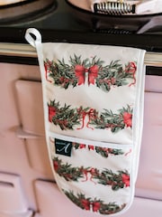 Avalon Home Green Sweeping Garlands Oven Gloves - Image 4 of 5