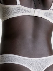 Calvin Klein Transparenter Tanga aus Marquisette-Spitze - Bild 2 von 5