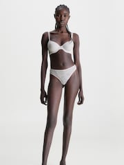 Calvin Klein Transparenter Tanga aus Marquisette-Spitze - Bild 4 von 5