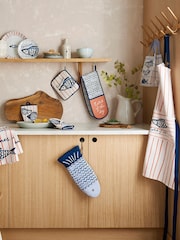 Ulster Weavers Catch of the Day Cotton Double Oven Double Gloves - Image 2 of 3