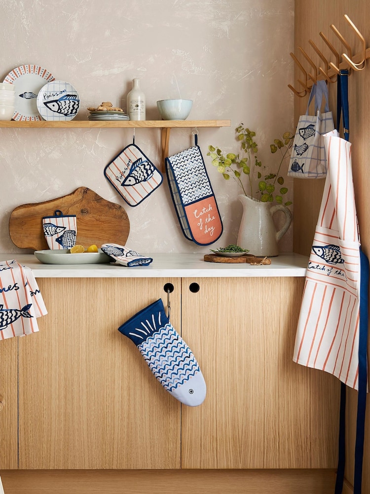 Ulster Weavers Catch of the Day Cotton Double Oven Double Gloves - Image 2 of 3
