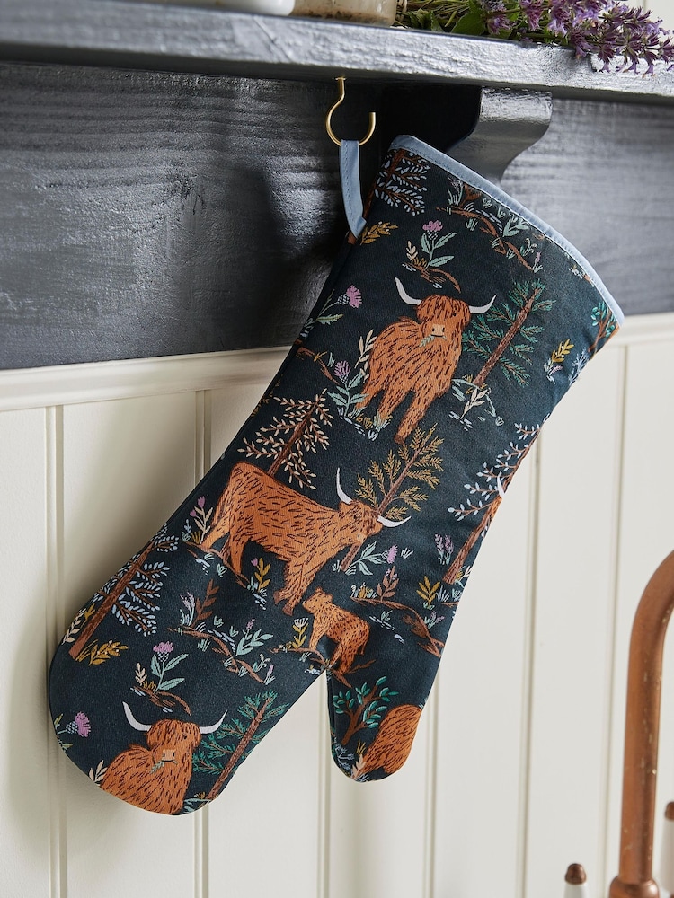 Ulster Weavers Connie the Cow Cotton Double Oven Single Gloves - Image 1 of 3 Ulster Weavers Connie the Cow Cotton Double Oven Single Gloves - Image 1 of 3