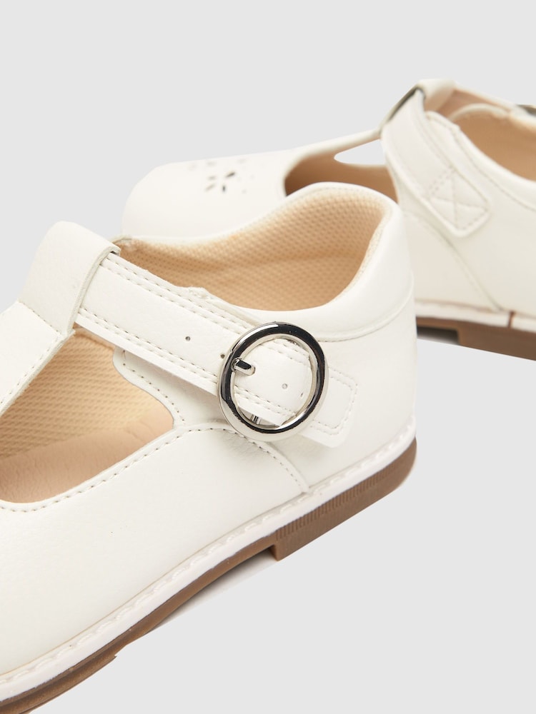 Beli čevlji s T-paščkom Schuh Lake - Slika 4 iz 4 Beli čevlji s T-paščkom Schuh Lake - Slika 4 iz 4