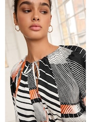 Monochrom/Orange mit abstraktem Print - Langärmliges Midikleid mit Bindeschleife - Bild 4 von 6