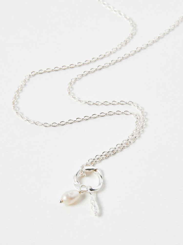 Oliver Bonas Silver Tone Aadi Molten Forms Pearl Pendant Necklace - Image 2 of 5
