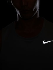 Nike Dri-FIT Miler Chaleco para correr - Imagen 12 de 13