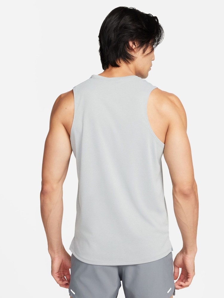 Nike Dri-FIT Miler Chaleco para correr - Imagen 2 de 13