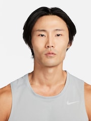 Nike Dri-FIT Miler Chaleco para correr - Imagen 4 de 13