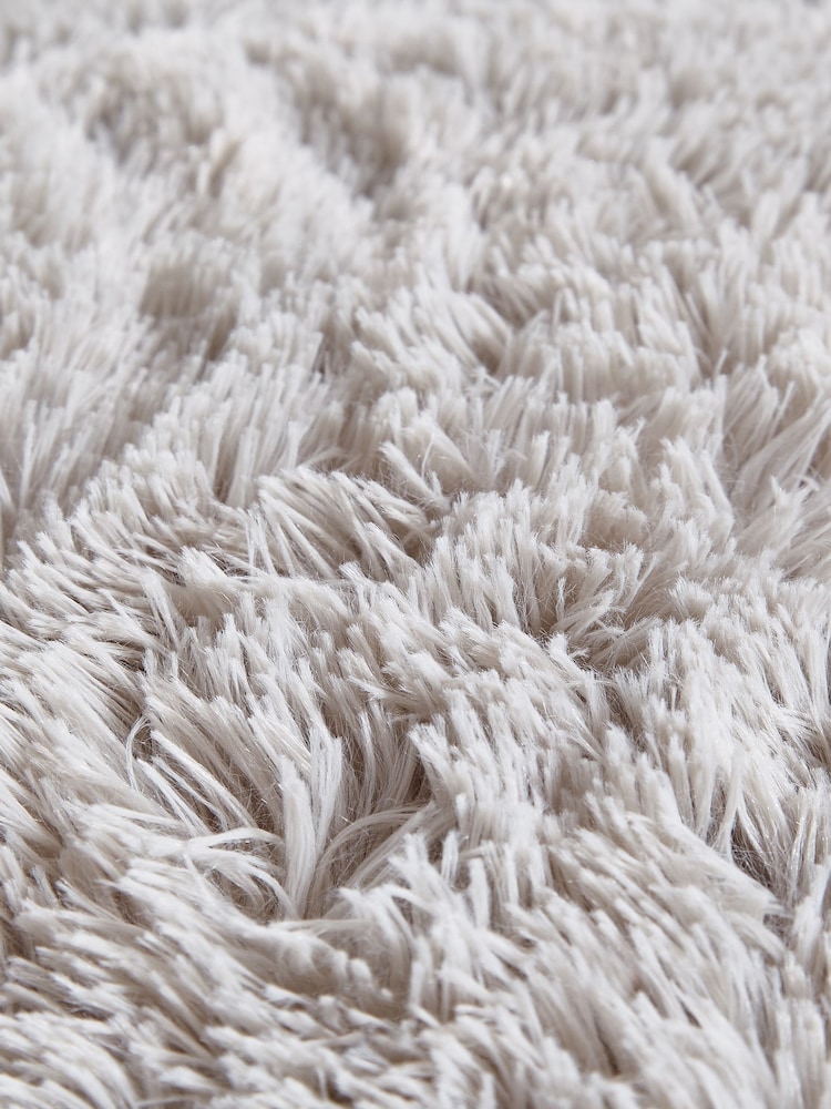Catherine Lansfield Extra Large Cuddly Deep Pile Faux Fur Family Size Throw - Image 2 of 2