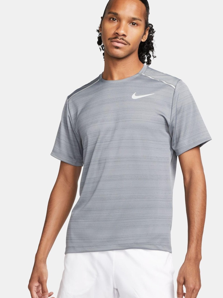 Szary przydymiony - Koszulka do biegania Nike Miler Dri-FIT UV - Obraz 1 z 1 Szary przydymiony - Koszulka do biegania Nike Miler Dri-FIT UV - Obraz 1 z 1