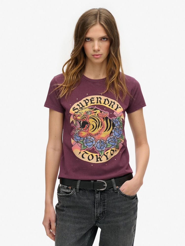 Morado higo - Camiseta entallada 100% algodón con diamantes de imitación y diseño de tatuaje de Superdry - Imagen 1 de 3 Morado higo - Camiseta entallada 100% algodón con diamantes de imitación y diseño de tatuaje de Superdry - Imagen 1 de 3
