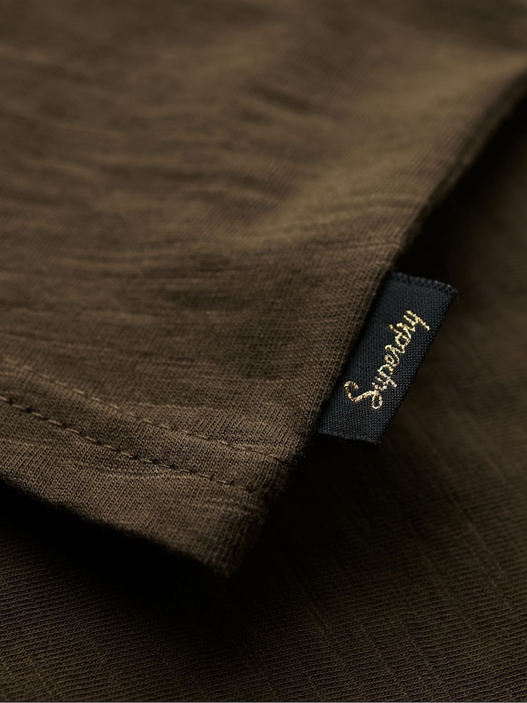 Verde caqui intenso con diseño flameado - Camiseta adornada con gráfico VL 100% algodón de Superdry - Imagen 6 de 6