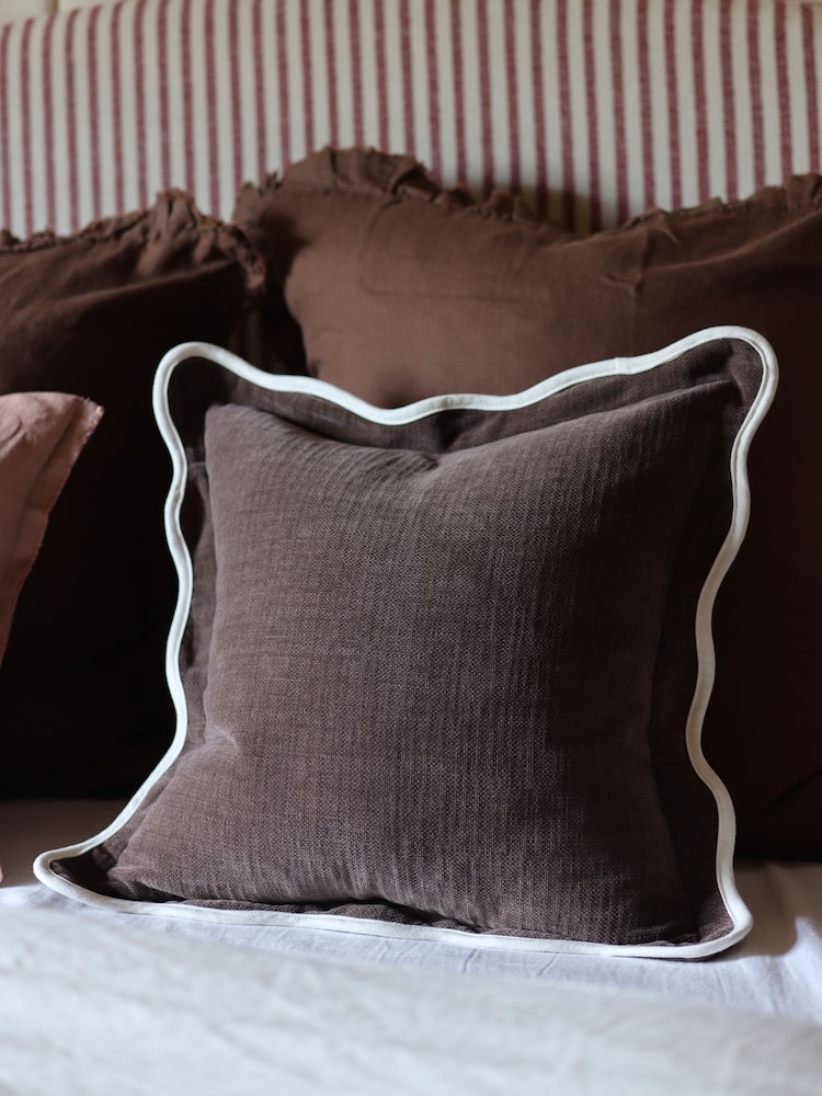 Ellenvale Interiors Chloe Scalloped Edge Cushion Cover - Bilde 1 av 2