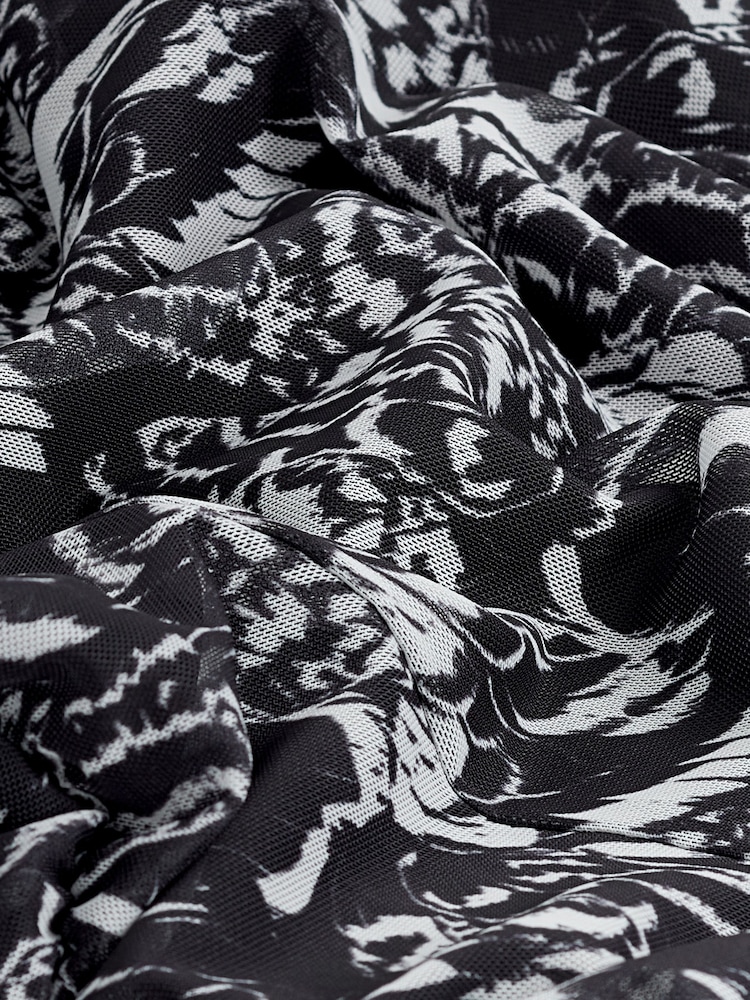 Czarne i białe - Siateczkowa sukienka midi z długim rękawem - Obraz 4 z 4