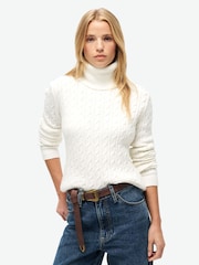 Sehr weiches Gewebe in Ecru - Superdry figurbetonter Rollkragenpullover mit Zopfmuster - Bild 1 von 6