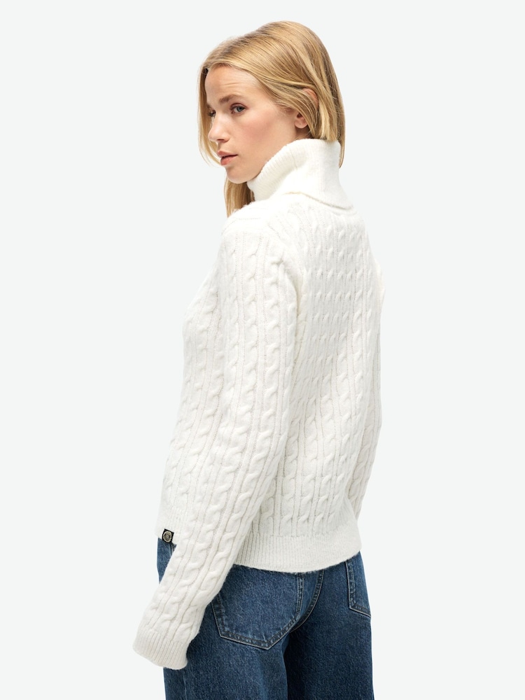 Sehr weiches Gewebe in Ecru - Superdry figurbetonter Rollkragenpullover mit Zopfmuster - Bild 2 von 6 Sehr weiches Gewebe in Ecru - Superdry figurbetonter Rollkragenpullover mit Zopfmuster - Bild 2 von 6