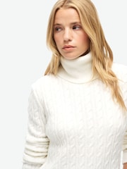 Sehr weiches Gewebe in Ecru - Superdry figurbetonter Rollkragenpullover mit Zopfmuster - Bild 4 von 6