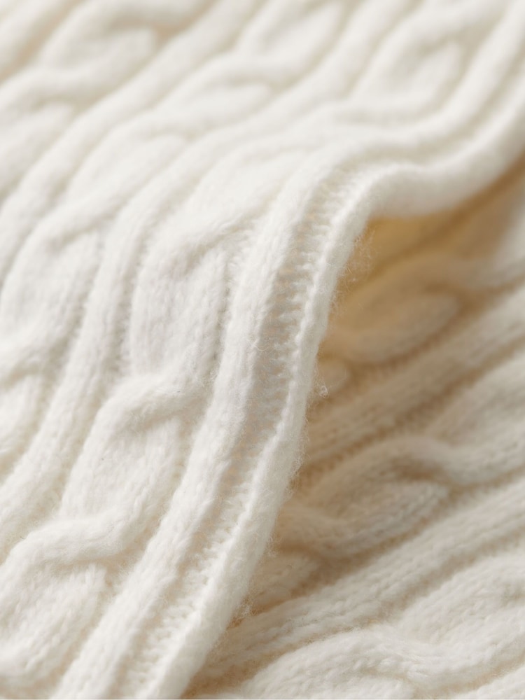 Sehr weiches Gewebe in Ecru - Superdry figurbetonter Rollkragenpullover mit Zopfmuster - Bild 6 von 6 Sehr weiches Gewebe in Ecru - Superdry figurbetonter Rollkragenpullover mit Zopfmuster - Bild 6 von 6