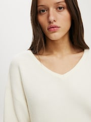 Cotton On White Softest Luxe Slouchy V-Neck Knit Jumper - Image 4 of 4