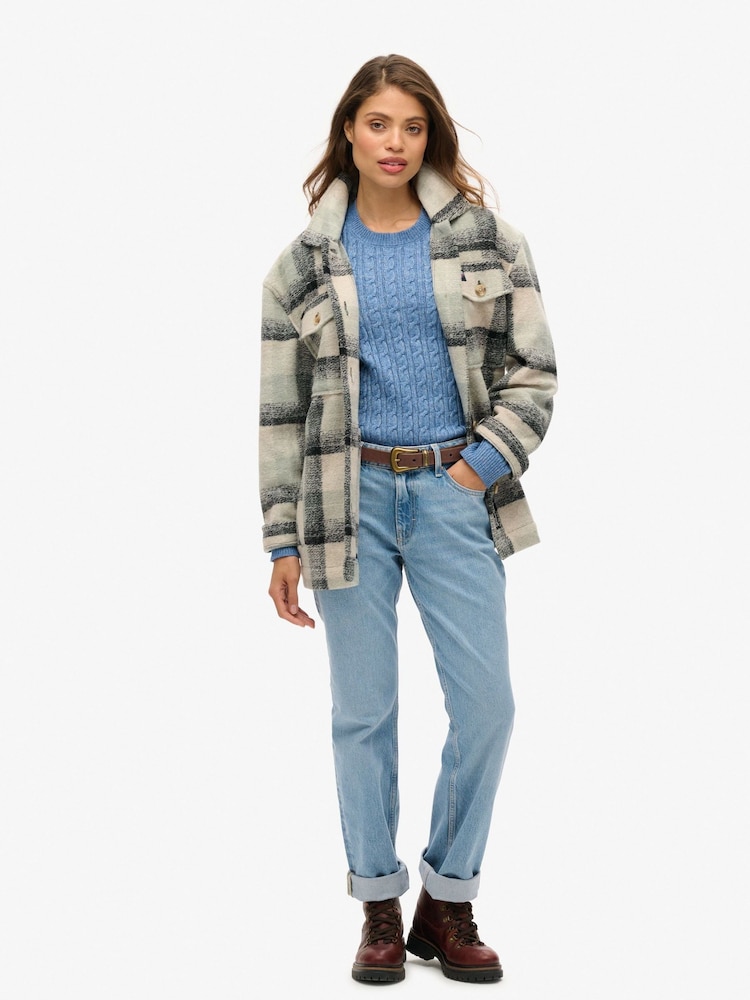 Wedgewood/Blau - Superdry – Figurbetonter Pullover mit Rundhalsausschnitt und Zopfmuster - Bild 2 von 5 Wedgewood/Blau - Superdry – Figurbetonter Pullover mit Rundhalsausschnitt und Zopfmuster - Bild 2 von 5